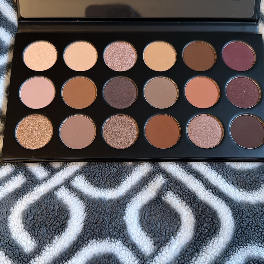 Morphe Truth or Bare 18T Eyeshadow Palette - Picture 6 of 6